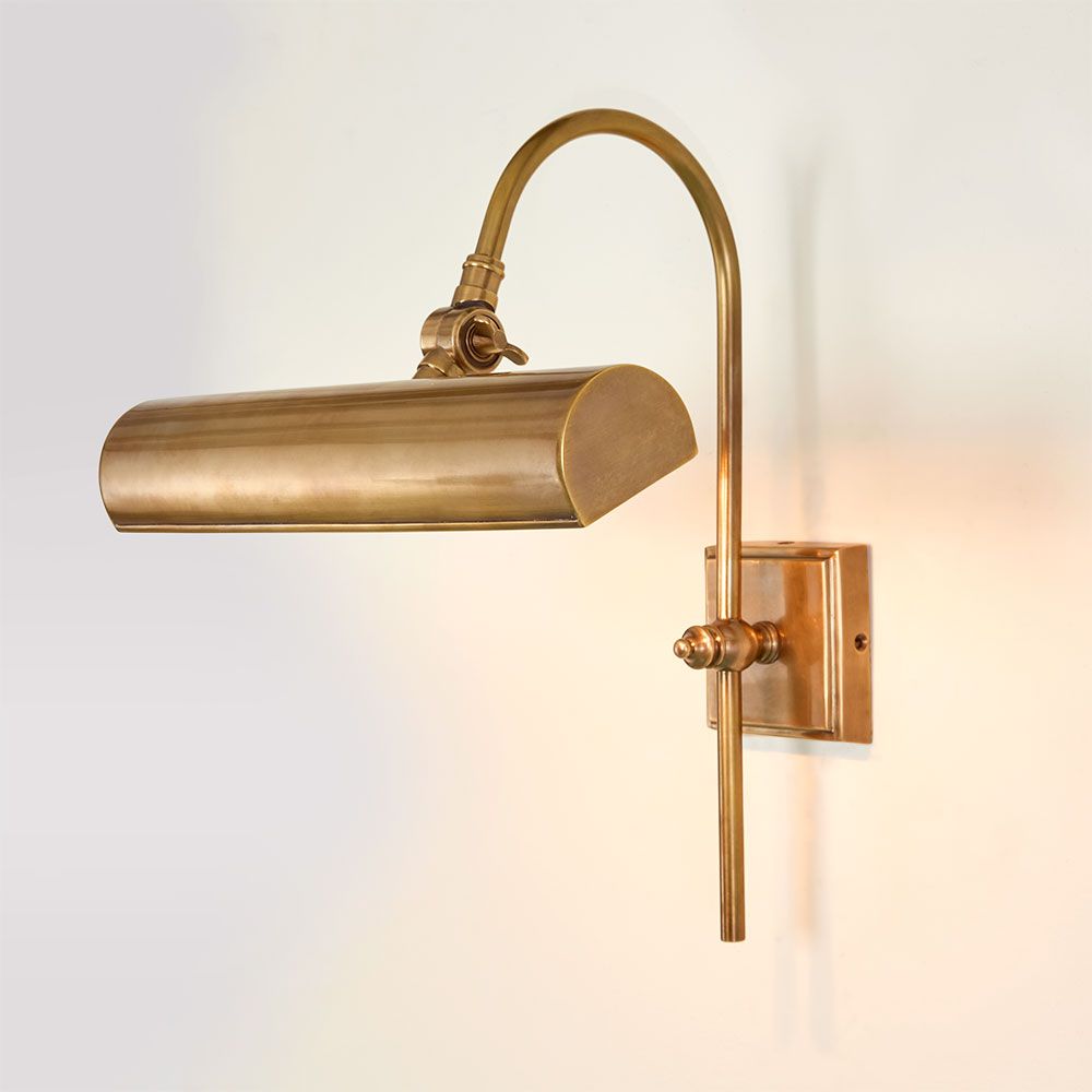 Brass Picture Light in antique brass – elegant wall-mounted light for illuminating artwork, photographs, and wall décor