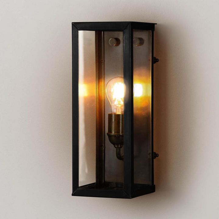Goodman Outdoor Light solid brass – classic Hampton-style outdoor wall light for patios, verandas, and entryways
