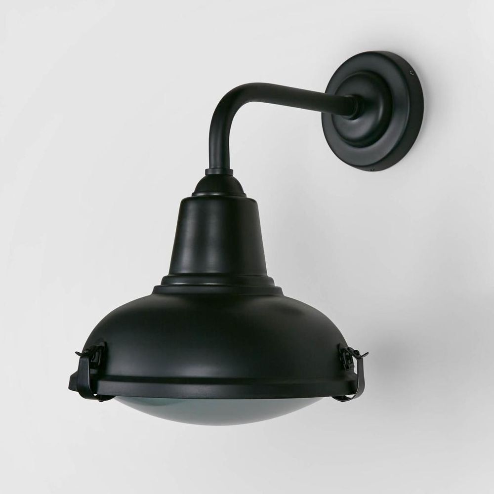 Classical Outdoor Wall Lamp with frosted glass – bold feature wall light for patios, entryways, and modern or traditional exteriors